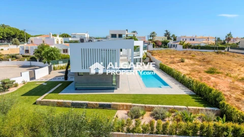 Moradia T4 para Venda em Albufeira e Olhos de Água