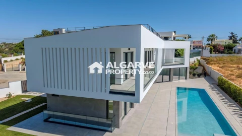 Moradia T4 para Venda em Albufeira e Olhos de Água