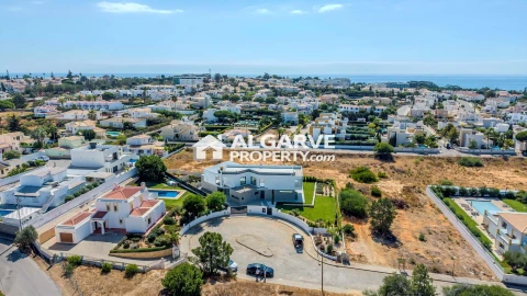 Moradia T4 para Venda em Albufeira e Olhos de Água