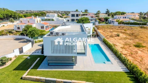 Moradia T4 para Venda em Albufeira e Olhos de Água