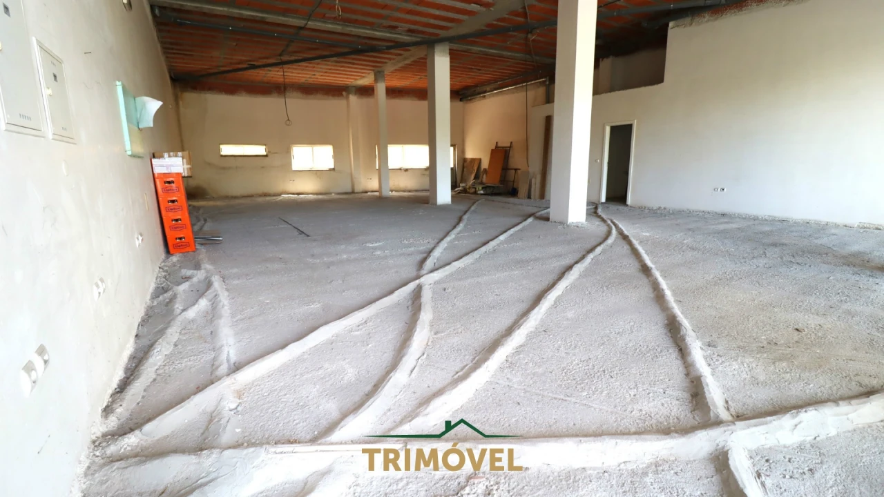 Loja para Arrendamento em São João da Madeira Foto 3