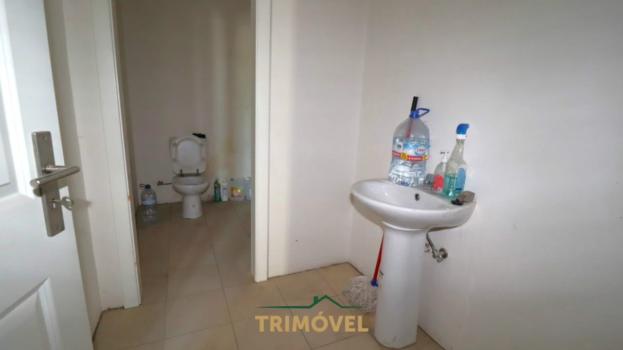 Loja para Arrendamento em São João da Madeira Foto 8