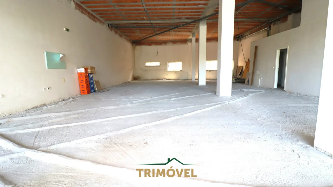 Loja para Arrendamento em São João da Madeira Foto 1