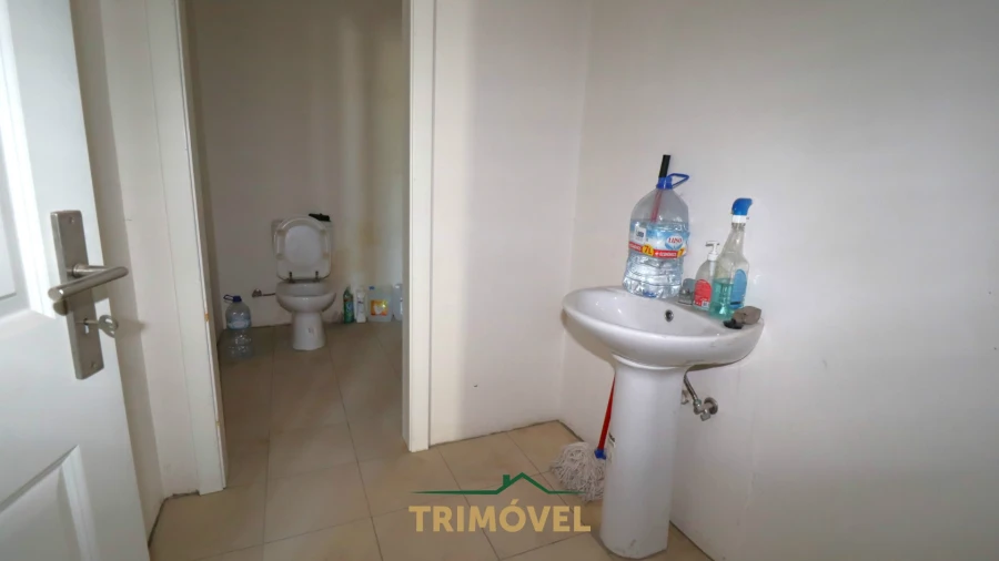 Loja para Arrendamento em São João da Madeira Foto 8