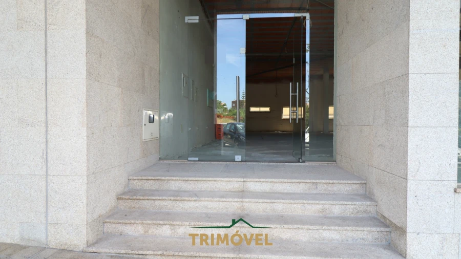 Loja para Arrendamento em São João da Madeira Foto 1