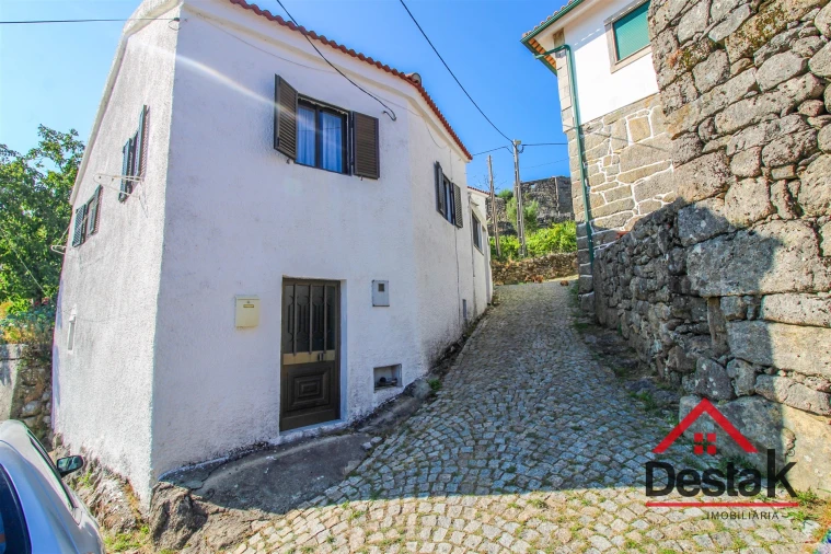Moradia T4 para Venda em Fornelo do Monte Foto 1