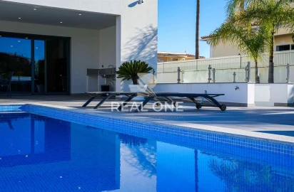Moradia T4 para Venda em Albufeira e Olhos de Água