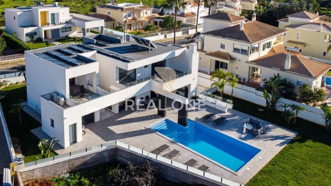 Moradia T4 para Venda em Albufeira e Olhos de Água