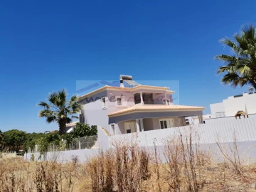Moradia T4 para Venda em Albufeira e Olhos de Água