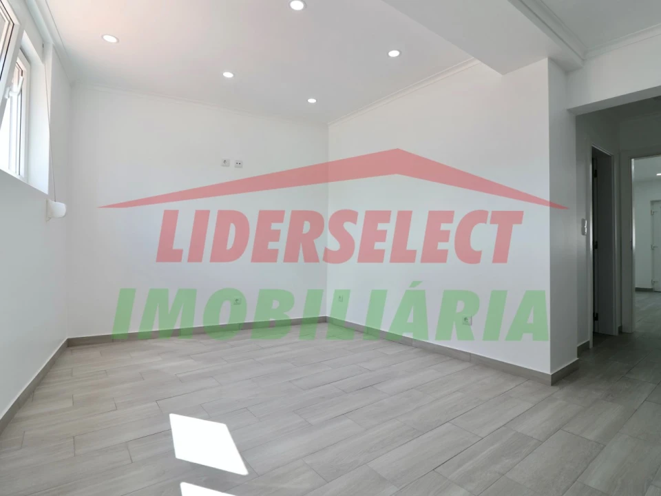 Moradia T2 para Venda em Dois Portos e Runa Foto 5