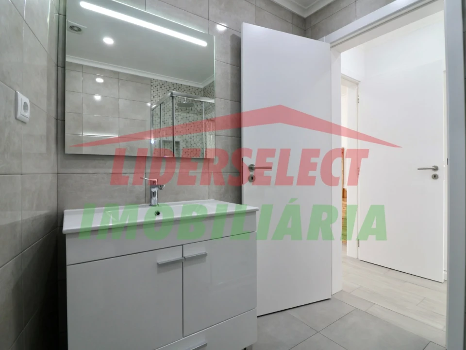 Moradia T2 para Venda em Dois Portos e Runa Foto 7