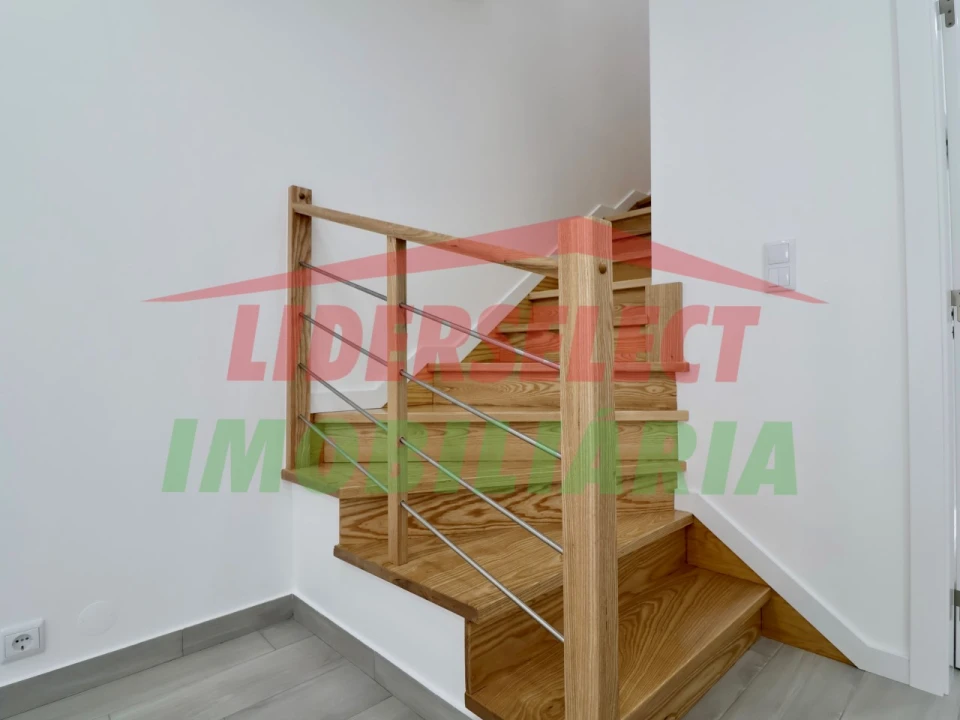 Moradia T2 para Venda em Dois Portos e Runa Foto 9