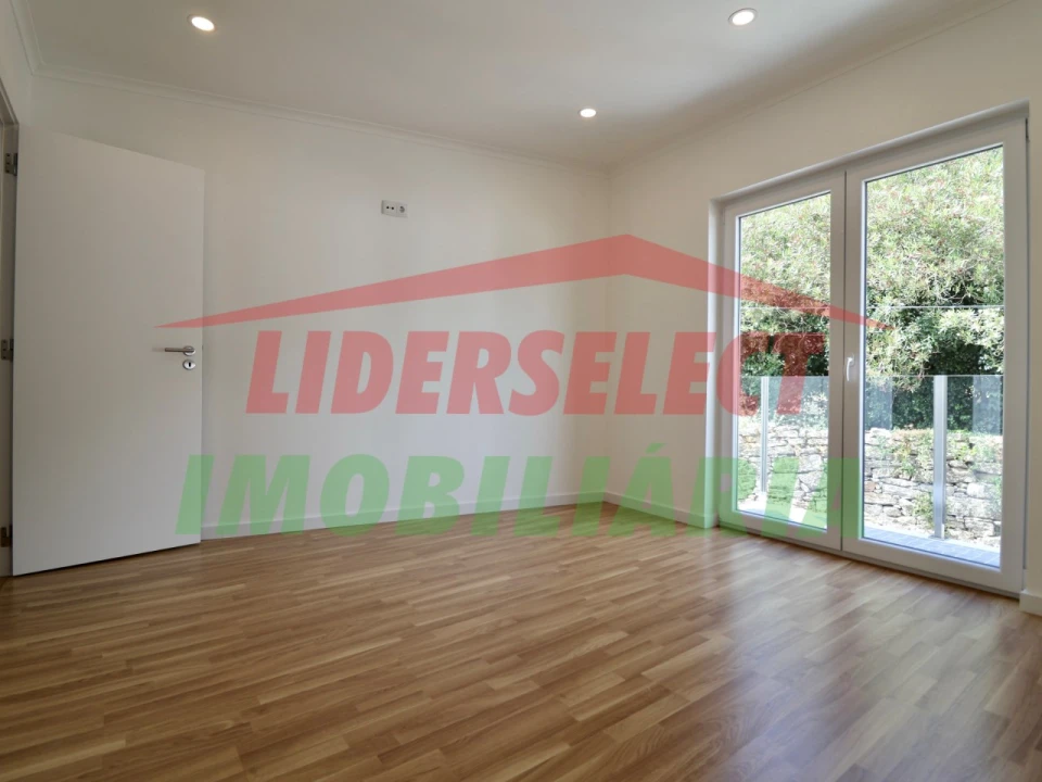 Moradia T2 para Venda em Dois Portos e Runa Foto 11