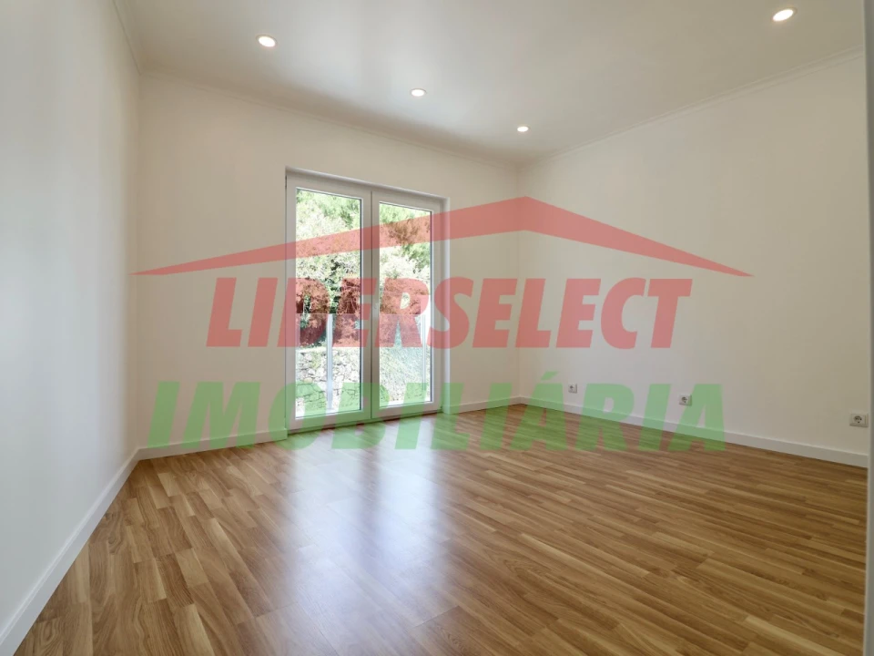 Moradia T2 para Venda em Dois Portos e Runa Foto 12