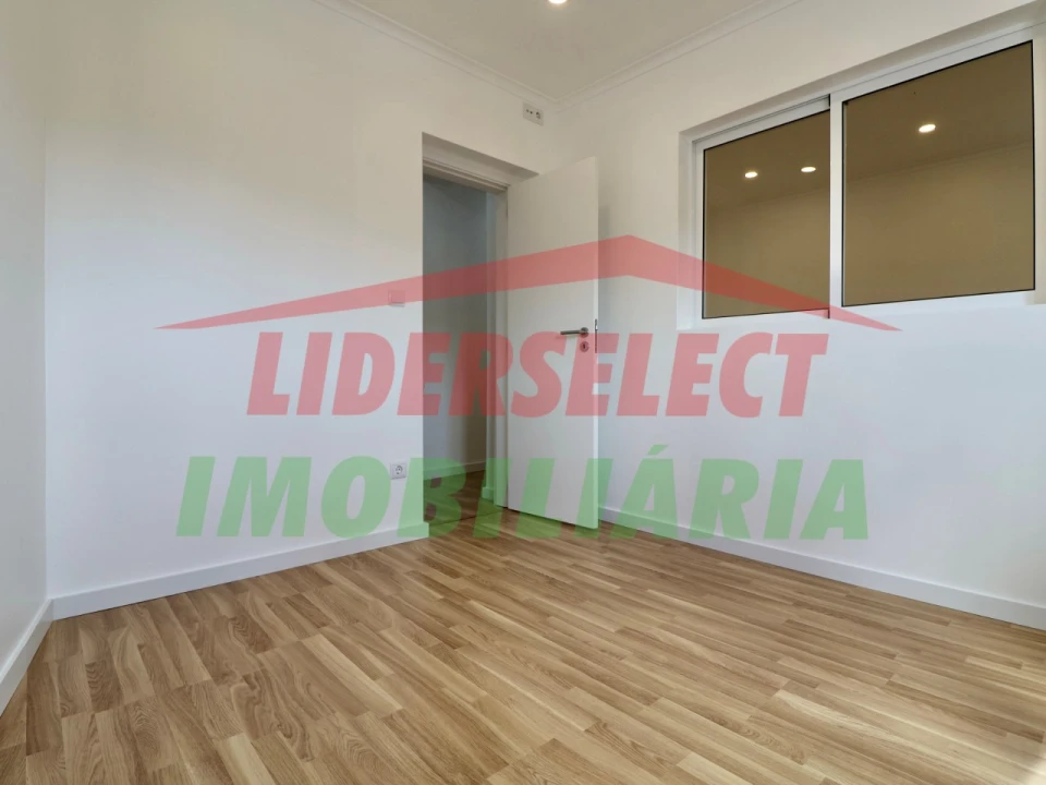 Moradia T2 para Venda em Dois Portos e Runa Foto 17