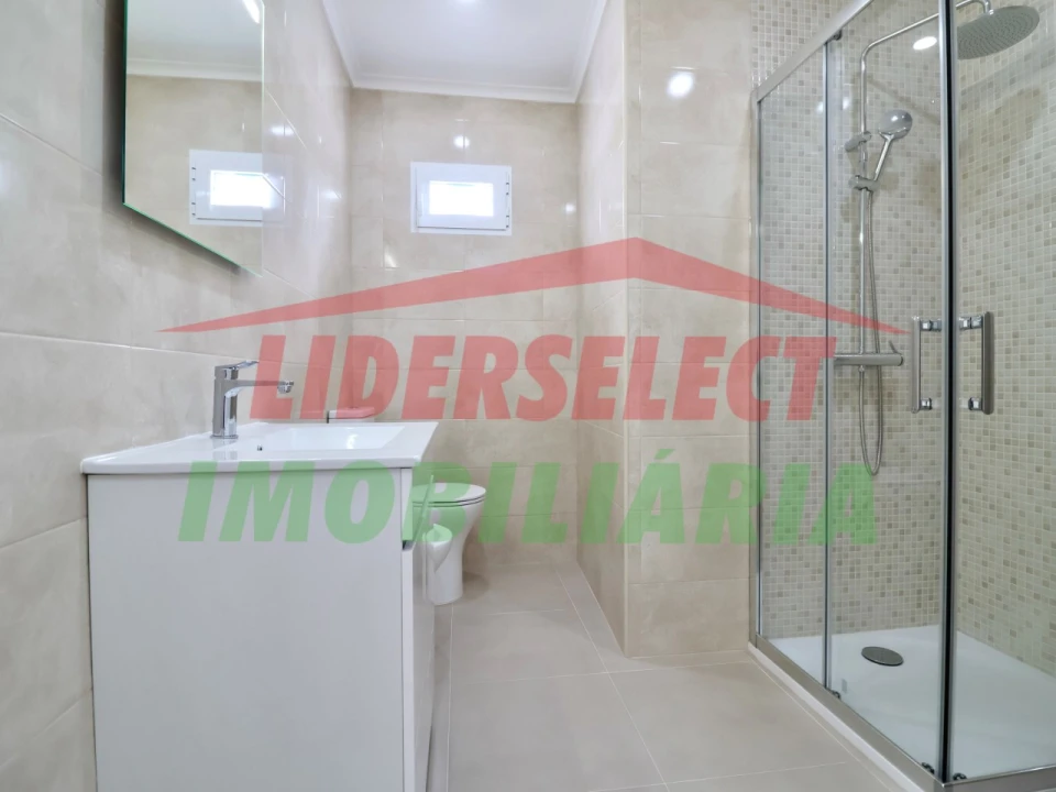 Moradia T2 para Venda em Dois Portos e Runa Foto 18