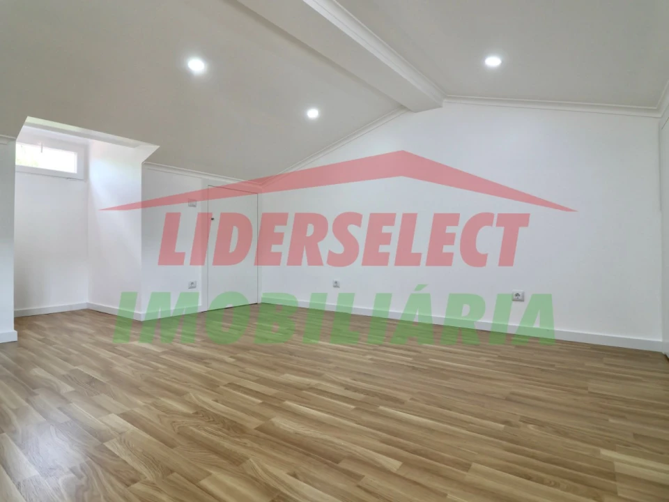 Moradia T2 para Venda em Dois Portos e Runa Foto 21