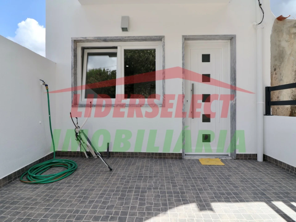 Moradia T2 para Venda em Dois Portos e Runa Foto 22