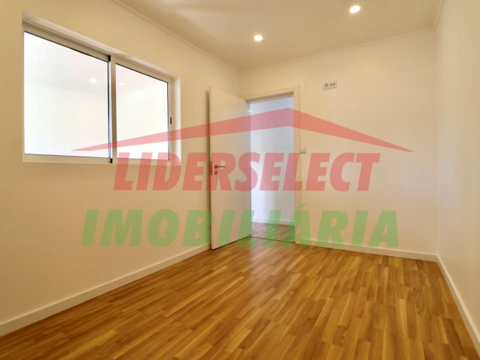 Moradia T2 para Venda em Dois Portos e Runa Foto 15