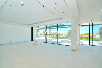 Moradia T4 para Venda em Albufeira e Olhos de Água