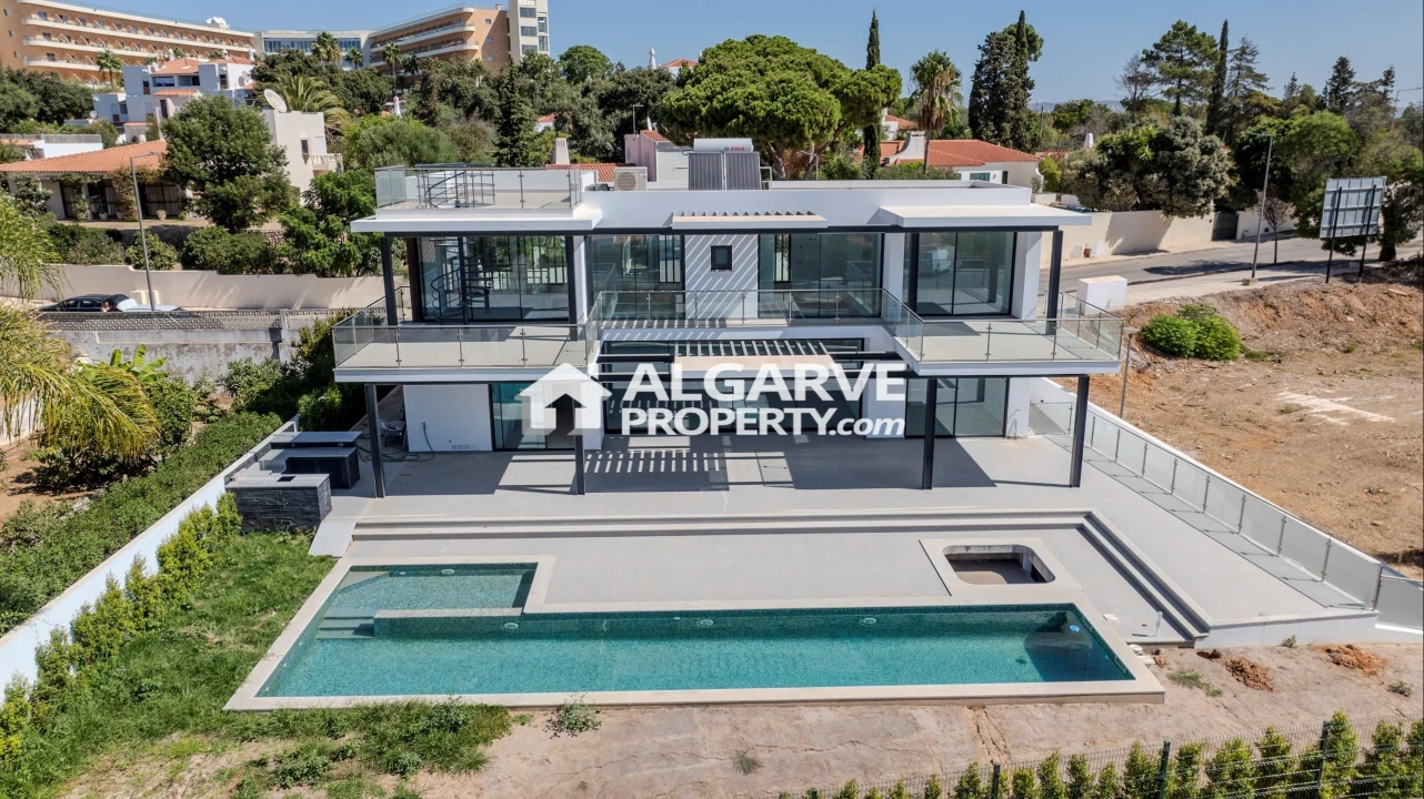 Moradia T4 para Venda em Albufeira e Olhos de Água Foto 1