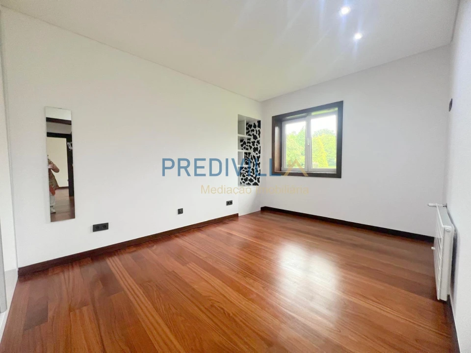 Moradia T5 para Venda em Vilar de Pinheiro Foto 37