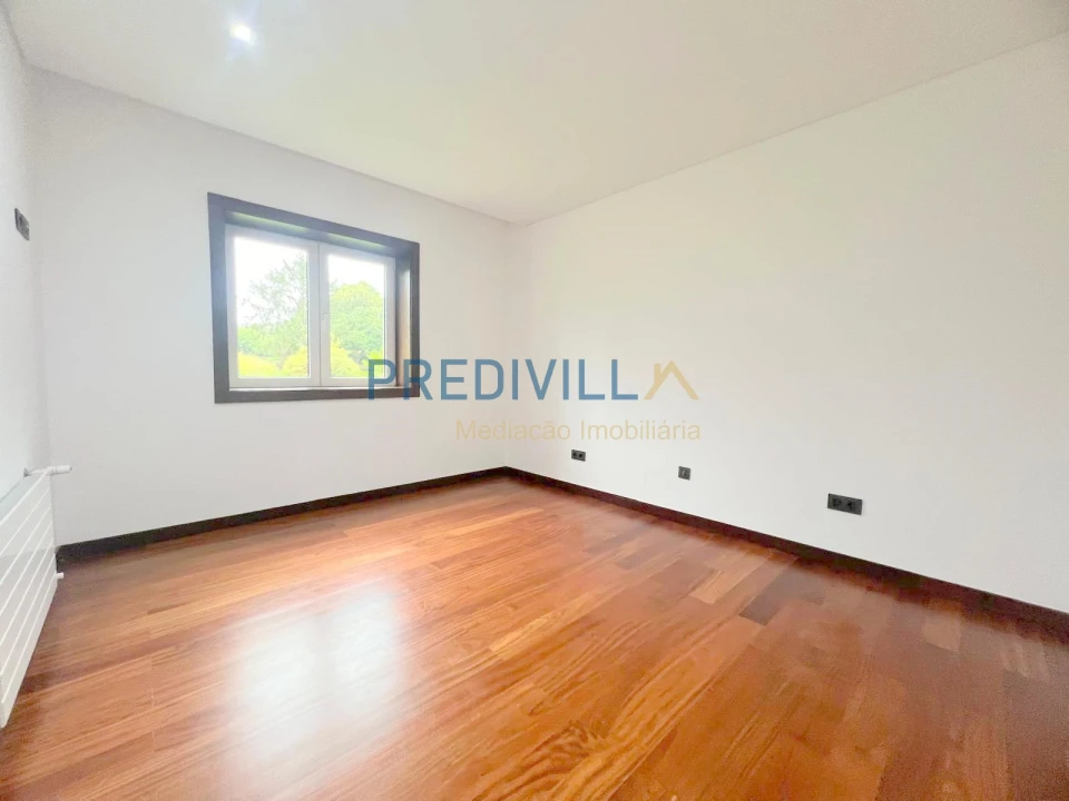 Moradia T5 para Venda em Vilar de Pinheiro Foto 19