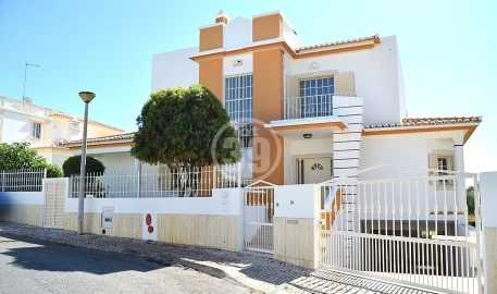 Moradia T4 para Venda em Albufeira e Olhos de Água