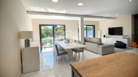Moradia T5 para Venda em Albufeira e Olhos de Água