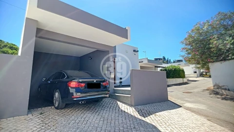 Moradia T5 para Venda em Albufeira e Olhos de Água