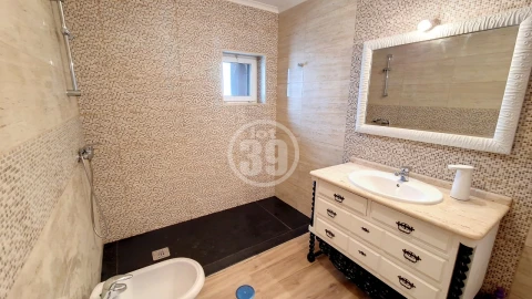 Moradia T5 para Venda em Ferreiras