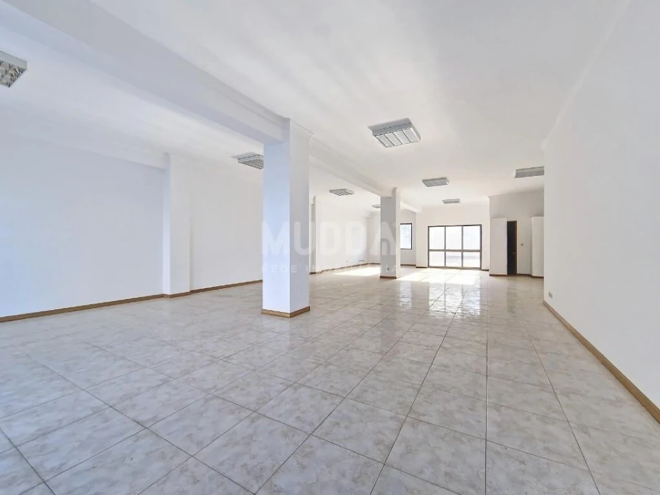 Loja para Venda em Sé, Santa Maria e Meixedo Foto 2