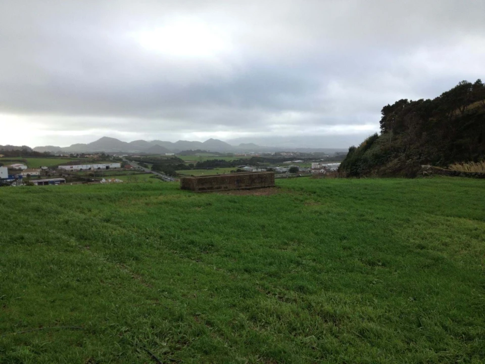 Terreno para Venda em Rabo de Peixe Foto 1