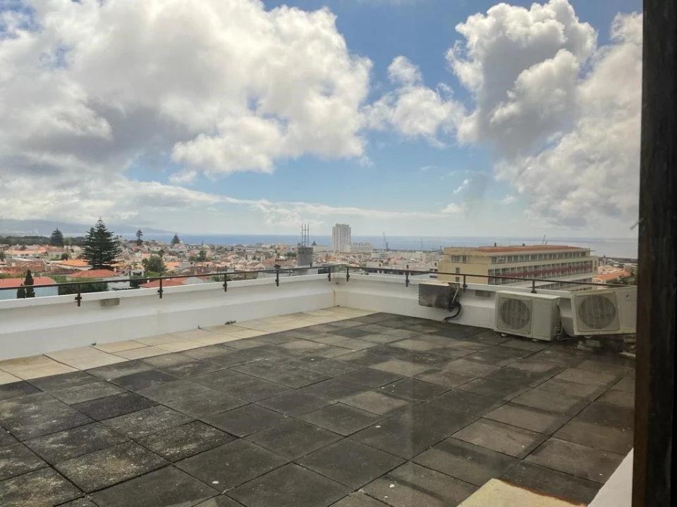 Negócio para Arrendamento em Ponta Delgada (São José) Foto 1