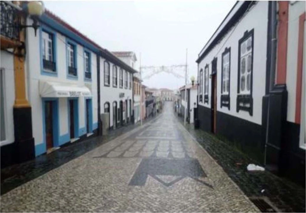 Prédio para Venda em Praia da Vitoria (Santa Cruz) Foto 1