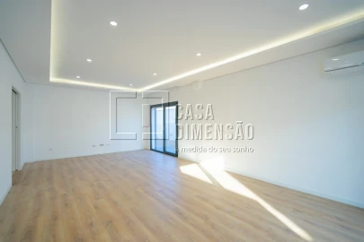 Moradia T4 para Venda em Charneca de Caparica e Sobreda