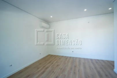 Moradia T4 para Venda em Charneca de Caparica e Sobreda