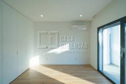 Moradia T4 para Venda em Charneca de Caparica e Sobreda