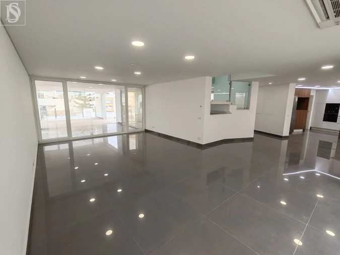 Moradia T5 para Venda em Lagos (São Sebastião e Santa Maria) Foto 4