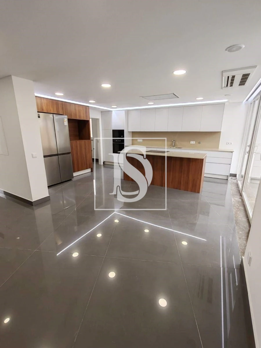 Moradia T5 para Venda em Lagos (São Sebastião e Santa Maria) Foto 2