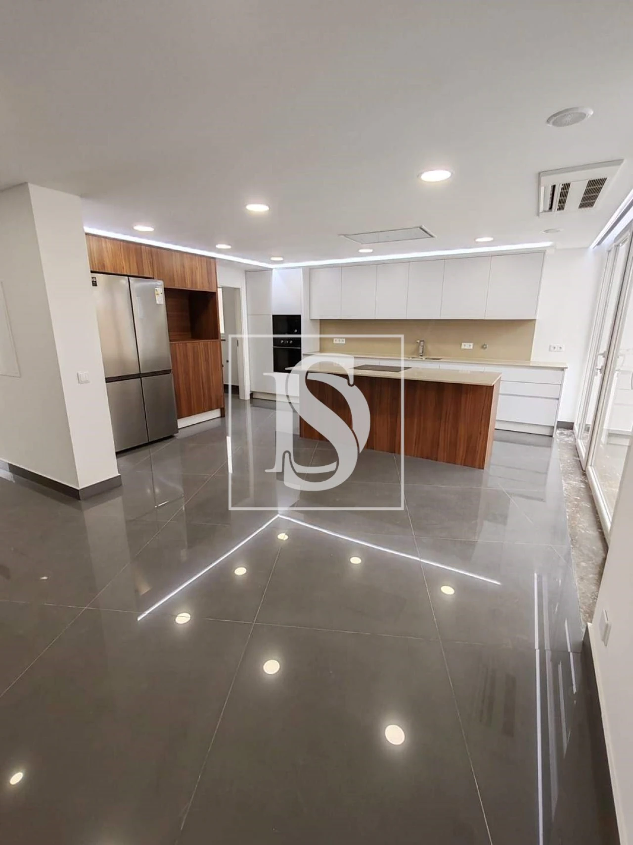 Moradia T5 para Venda em Lagos (São Sebastião e Santa Maria) Foto 2