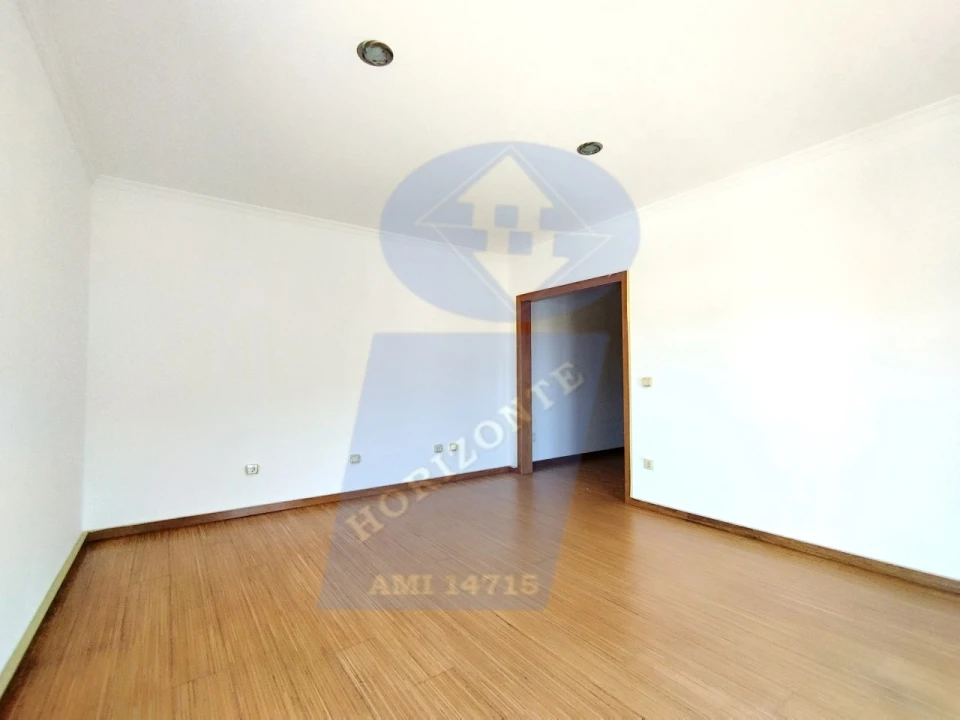 Apartamento T4 para Venda em Ouca Foto 10