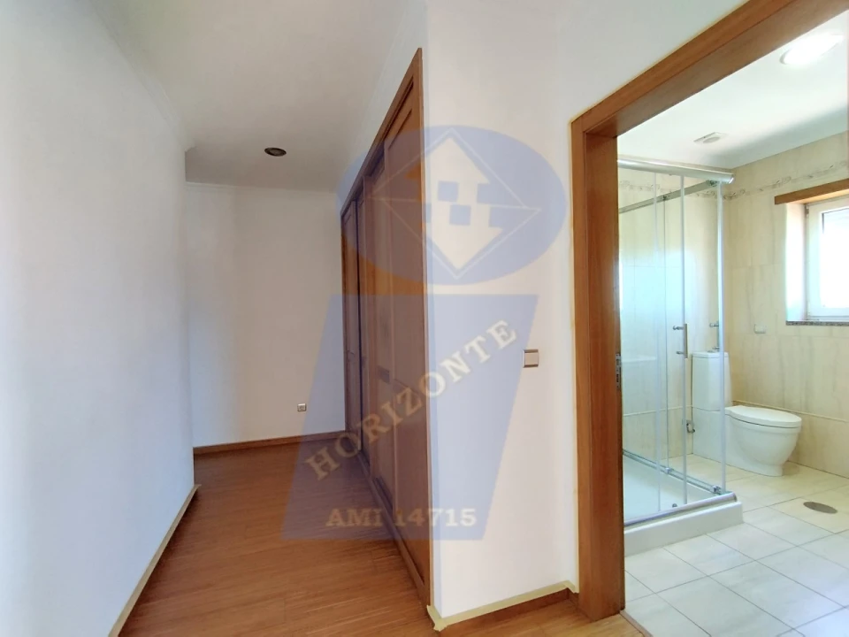 Apartamento T4 para Venda em Ouca Foto 12