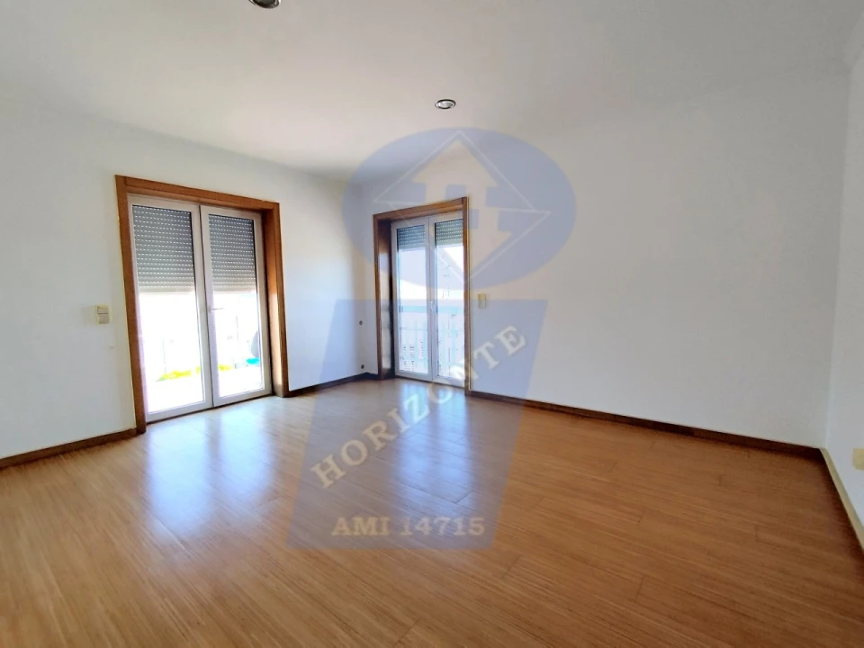Apartamento T4 para Venda em Ouca Foto 17