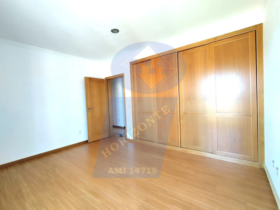 Apartamento T4 para Venda em Ouca Foto 18