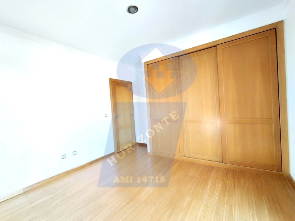 Apartamento T4 para Venda em Ouca Foto 23