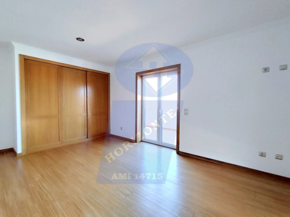 Apartamento T4 para Venda em Ouca Foto 24