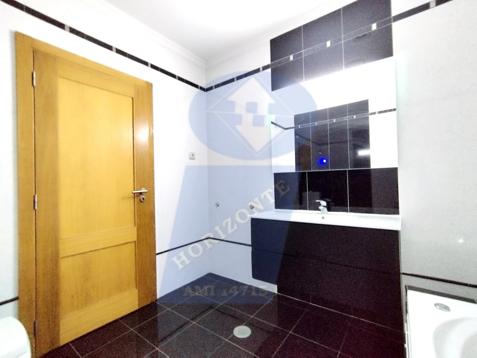 Apartamento T4 para Venda em Ouca Foto 30