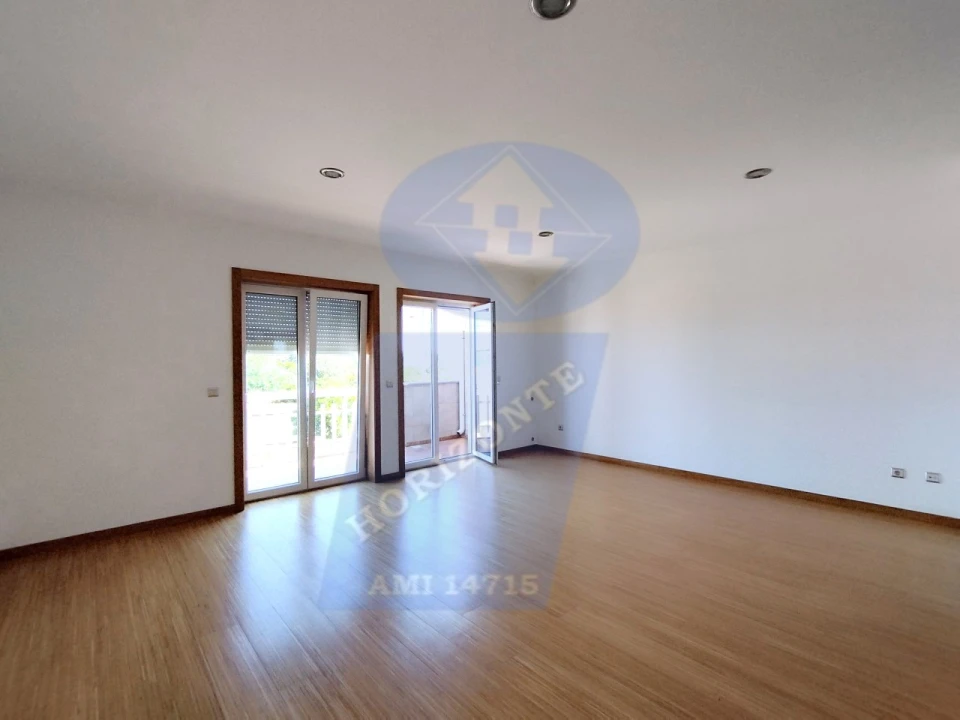 Apartamento T4 para Venda em Ouca Foto 36