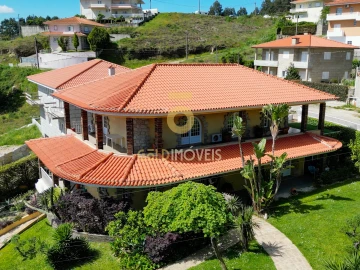 Moradia T4 para Venda em Sobrado e Bairros